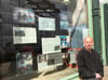 Hobby-Historiker Steffen Krüger aus Demmin vor seiner Ausstellung im Schaufenster des T30 Vereins