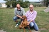 Starke Freunde: Die Hunde im Tierheim Sadelkow können auf die Hilfe der Berliner Supermarkt-Betreiber Torsten Paeth (links) und Achim Metzger bauen.