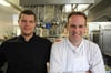 Schwarz und weiß, Lehrling und Küchenchef, Steve Jordan und Hendrik Türk, gehören zur Küchenbesatzung des Hotels „Kleines Meer“ in Waren.