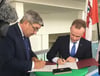 Innenminister Caffier (links) und Oberbürgermeister Witt unterzeichnen denVvertrag. 