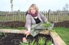 Jana Schäfer holt sich neue Pflanzen aus ihrem Garten.
