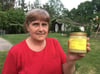 Marlena Walk ist mit Bienen groß geworden. Sie selbst produziert jedes Jahr viele Gläser Honig. Vor den kleinen fleißigen Insekten hat sie keine Angst, sie spürt genau, wenn sie aufgeregt sind. Das kann schon durch Handystrahlung passieren.
