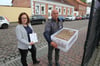 Judith Logall und Harry Erdmann verteilten gestern auch an der Jarmener Regionalschule die besonderen Mühlen-Kekse.