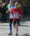 Joachim Stelter (in hellblauer Kleidung) schlug sich wacker beim 33. Berliner Halbmarathon. [KT_CREDIT] FOTO: privat