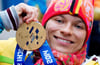 Die deutsche Biathletin Anja Wicker jubelt bei den Paralympics in Sotschi über ihre Goldmedaille.