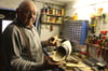 Ob nun in Miniaturausführung oder in Schuhgröße 45, der 80-jährige Heinz Rösler hat ein Faible für Holzschuhe.