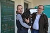 "Emmi" auf dem Arm von Monique Kapitzke ist einer von 15 Hunden im Neubrandenburger Tierheim. Betrieben wird das städtische Heim vom Tierschutzverein, dessen Vorsitzender Kurt Kadow ist.