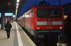 Ein Fahrgast im Regio von Rostock nach Hamburg hat einen Bahn-Kontrolleur geschlagen.
