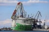 Tonnenschwerer Unfall im Rostocker Hafen: Ein Ladekran krachte am Wochenende bei der Verladung auf ein Schiff.