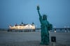 Neben der Ahlbecker Seebrücke steht seit einigen Tagen eine Freiheitsstatue im Ostseesand. Was die zu bedeuten hat, wurde nun öffentlich gemacht. 