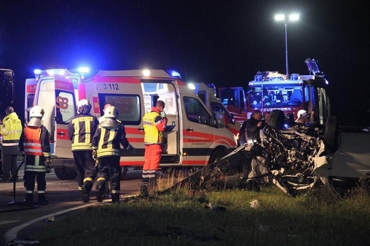 Frau stirbt bei Zusammenstoß zweier Fahrzeuge