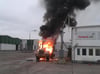 Auf dem Gelände einer Agrarhandelsfirma in Neubrandenburg sorgte ein brennender Radlader am Mittwoch für mächtige Rauchwolken. 