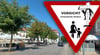 Autofahrer an der Anklamer Marktostseite sollen künftig mit besonderen Schildern auf den querenden „Kellner-Verkehr” hingewiesen werden.