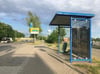 An einer Bushaltestelle ihrer alten Schulbusstrecke von Prenzlau in Richtung Schwedt entdecke unsere Autorin unlängst ein eingekratzes Hakenkreuz – so groß, dass es vom Bus aus zu sehen war.