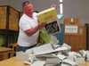 Eckhard Hagendahl, Wahlleiter in der Gemeinde Klink, entleert die erste Wahlurne mit den Stimmzetteln zur Europawahl. Foto: Petra Konermann