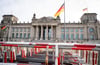Absperrgitter stehen am Morgen vor dem Reichstagsgebäude. Auch hier sollten am 18.11.2020 Demonstrationen gegen das Infektionsschutzgesetz stattfinden.