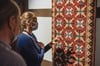 Susan Krieger von Hille Tieden Teppichausstellung informiert sich im Stadtgeschichtlichen Museum Wolgast über die Teppiche. Sie engagiert sich im Recherche-Team, das bei der Unesco den Antrag dafür stellen wird, dass die Fischerteppiche immaterielles Weltkulturerbe werden. Fotos: Stephan Busse