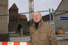 Horst Sommerick blickt mit Wehmut auf den Kirchturm der ehemaligen Nikolaikirche – durch das Bauprojekt der Wohnbau wird dieser Blick bald verstellt sein.