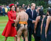 Fein gekleidet trifft leicht bekleidet: Die Royals besuchen gerade Neuseeland und haben am Montag auch die Maoirs kennengelernt.