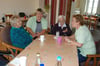 WG-Bewohnerin Elfriede Klankert (von links), Betreuungskraft Katrin Kühl, Seniorin Helga Breizke und Pflegebegleitkraft Iris Runge klönen im Gemeinschaftsraum der neuen Wohngemeinschaft.
