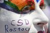 Mehrere tausend Menschen werden am Samstag zum 17. Christopher Street Day (CSD) in der Rostocker Innenstadt erwartet.