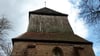 Erst der Turm, dann auch das Dach der Kirche in Altkalen sollen saniert werden. Vorab gab es erst einmal besondere Untersuchungen.