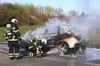Der Renault ging kurz nach dem Starten in Rostock in Flammen auf – ein Pärchen konnte sich unverletzt retten.