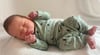 Der kleine Eddy aus Neuenkirchen ruht sich noch ein bisschen aus.  Er wurde am 4. Juni 2022 um 8:21 Uhr mit 4030 Gramm und 55 Zentimetern geboren.