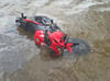 Das rote Moped, das am Dienstag aus dem Tollensesee gefischt wurde, ist seit November als gestohlen gemeldet. 