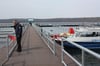 Ein Boot der Wasserschutzpolizei liegt am sanierten Steg beim Neubrandenburger Wassersportzentrum. Gestalten sich Kontrollen auf dem Tollensesee künftig schwieriger für die Ordnungshüter? 