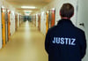 Blick auf einen Zellenflur im 2015 eröffneten neuen Hafthaus der Justizvollzugsanstalt (JVA) Bützow: In diesem Gefängnis sitzt der derzeit am längsten hinter Gitter lebende Gefangene in Mecklenburg-Vorpommern.