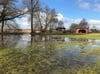 Die Fest- und Badewiese am Wanzkaer See steht aktuell zu großen Teilen unter Wasser. Der Badesteg liegt mittlerweile unter Wasser.