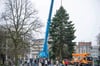Der Weihnachtsbaum in Rostock zog jede Menge neugierige Passanten an.