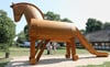 Auf dem Gelände des Heinrich-Schliemann-Museums steht ein mehr als fünf Meter hoher Nachbau des Trojanischen Pferdes.