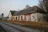 Der ehemalige Karlsburger Bahnhof ist nur noch eine Ruine. Der Eigentümer soll ein Berliner sein, doch für die Gemeinde ist er nicht auffindbar.  