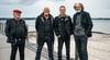 Die Band Santiano, Peter David Sage (l-r), Björn Both, Axel Stosberg und Hans-Timm Hinrichsen stehen auf einem Bootssteg am Ufer der Ostsee. Santiano veröffentlichen ihr neues Album mit dem Titel: „Wenn die Kälte kommt“.