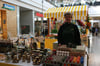Liane Neumann verkauft vor Ostern besonders viele Hühnereier. Derzeit steht sie im Neubrandenburger Marktplatz-Center.