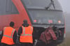 Experten begutachten die Schäden am Personenzug: Der Zug war mit dem Anhänger eines Sattelschleppers kollidiert.
