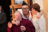 Uwe Rakow feiert ausgelassenen seinen gelungenen Auftritt beim Seniorenkarneval mit seinen „Verehrerinnen“ Oma Annemarie Rakow und Regina Werner.