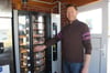 Gerben Weersink an einem neuen Automaten: Darin soll auch bald der Käse von der eigenen Milch zum Verkauf liegen. Foto: Nadine Schuldt