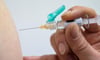 Ein kurzer Stich – und schon ist die Grippeimfung vorbei. In Deutschland wird intensiv diskutiert, ob im ersten Corona-Winter auch Kinder sich gegen Grippe impfen lassen sollen.