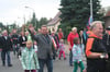 Beim Erntefest in Polzow war die Stimmung bei Bürgermeister Lutz Schmidt (Mitte) noch ganz gut. Inzwischen ist er sauer, weil die Gemeinden aus seiner Sicht nicht gleich behandelt werden.