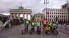 Von Bellin nach Berlin. Stolz wie Oskar präsentieren sich diese fünf Freunde vorm Brandenburger Tor.