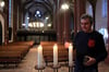 Norbert Sprengel zündet ein letztes Mal als Küster von St. Johannis die Kerzen an. Nach 15 Jahren an dieser Kirche ist er jetzt in den Ruhestand gegangen. 