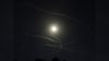Susan Hoffmann wollte eigentlich nur den Mond über Kratzeburg fotografieren, doch auf dem Bild haben auch Düsenjets aus Laage ihre Kondensstreifen hinterlassen.