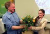Nach ihrer Wahl zur neuen Landeschefin erhält Claudia Schulz auf der Landesdelegiertenkonferenz von Bündnis 90/Die Grünen vom Co-Vorsitzenden Johann-Georg Jaeger einen Blumenstrauß.