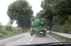 Lieber nicht überholen. Bei Erntefahrzeugen voraus sollten Autofahrer warten, bis der Landwirt rechts ranfährt oder abbiegt.