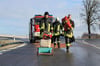 Ein bunt schillernde Ölspur auf der B 109, hier bei Mittenwalde, führte am Freitagmittag zum Einsatz mehrerer Feuerwehren.