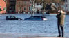 Nach der Sturmflut standen am Hafen von Wismar Autos im Wasser.
