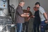 Bodo Drux vom Fermenterhersteller hat Martin Siggelkow, Torsten Peters und Stefan Schmidt (von re. nach li.) am Fermentor eingewiesen, mit dem bis zu 16 000 Liter Weinessig pro Jahr hergestellt werden können.